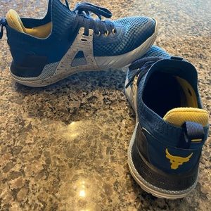 Boys 4.5 under armour the rock shoes